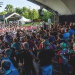 Participants et enseignants de la 8e édition du Camp lors de l'ouverture du Festival Mémoire et Racines 2015 à St-Charles-Borromée, Québec. Crédits: Folktographe